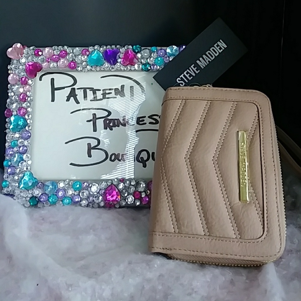 Women's wristlet wallet